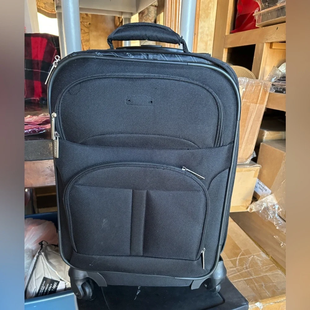 🖤 NOT AVAILABLE🖤Forecast Spinner Suitcase